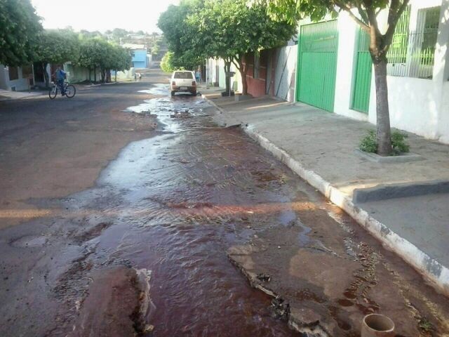 Leitora afirma não ter água na Pernambuco e tubulação ter estourado; veja fotos