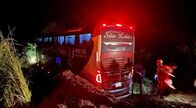 Ônibus com 39 passageiros sai da pista e cai em barranco na BR060, em Jataí