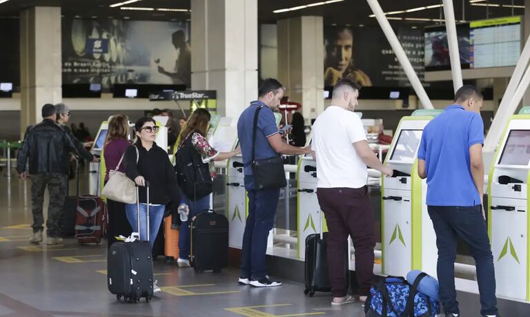 Com voos cancelados, aeroporto de Porto Alegre permanece fechado