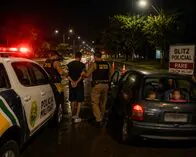 Jovem sem habilitação é preso após tentar atropelar policiais em blitz