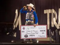 Cleber Henrique Marques, o Bim, é campeão do rodeio de São Gotardo, MG