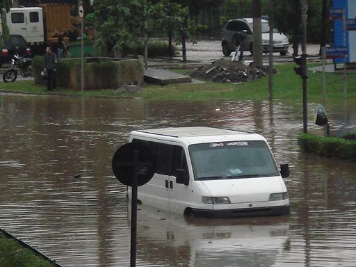 Uma van ficou no meio da enchente da Av. Chucri Zaidan, em frente ao Shopping Morumbi, em São Paulo Bruna Girotto
