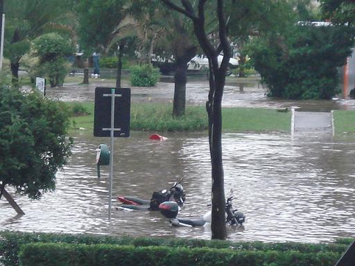 Motos ficaram submersas na enchente da capital paulista.Bruna Girotto