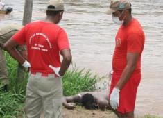 Homem negro é resgatado pelos bombeiros no rio Taquari PC de Souza/Edição de Notícias