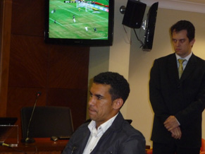Wagner Diniz e o advogado Roberto Armelim durante o julgamentoJustiça Desportiva