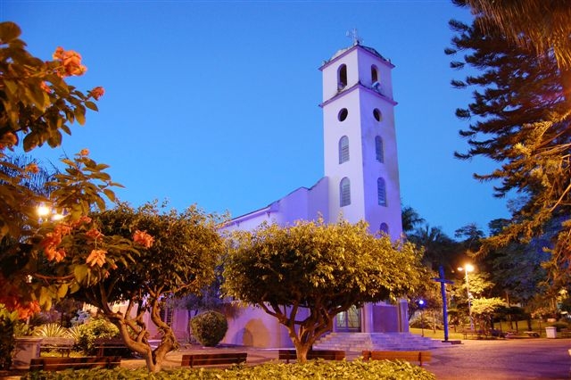 Praça e Igreja São José fazem parte do cartão postal de CassilândiaDalmo Cúrcio