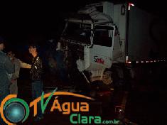 Carreta da Sadia bateu de frente com caminhão; dentro do caminhão foram encontradas latas de cervejaTV Água Clara