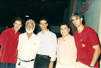 Romão Maiorchini com a dupla Fernando e Renan e os locutores Lucimar Rodrigues e Fátimo Júnior
