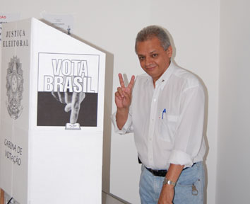 Momento do voto de Nelmi Lourenço Garcia, candidato da situaçã a presidente da OAB de Cassilândia.Zildo Vieira