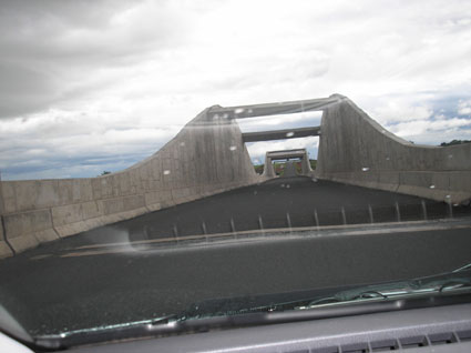 Leitor tirou a foto, dentro de seu carro, da ponte nova do rio Verdinho (GO)TFL