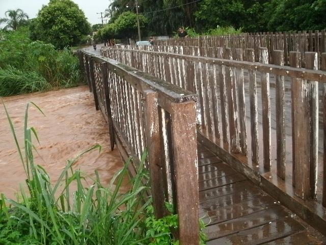 O Córrego Cedro na ponte de madeira. Ademázio Junior