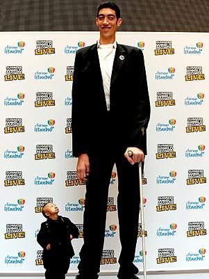 Foto de janeiro de 2010 mostra He Pingping posando ao lado de Sultan Kösen, o homem mais alto.AFP