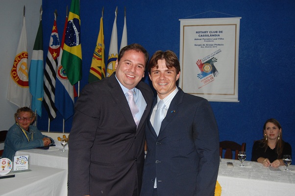 O farmacêutico Admar F. L. Filho transmitindo a presidência do Rotary ao advogado Guilherme Girotto