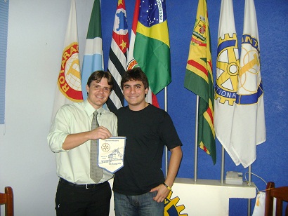 Otávio entrega flâmula do Rotary de Juarez ao presidente do Rotary de Cassilândia, Guilherme