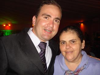O proprietário do site Aqui Dá Negócio Rodrigo ao lado de sua mãe Maria EvaArquivo Pessoal