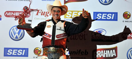 É de Floreal, o grande campeão. Tiago Diogo de Faria é campeão do 18º Barretos International Rodeo Sérgio Martins Sistemas
