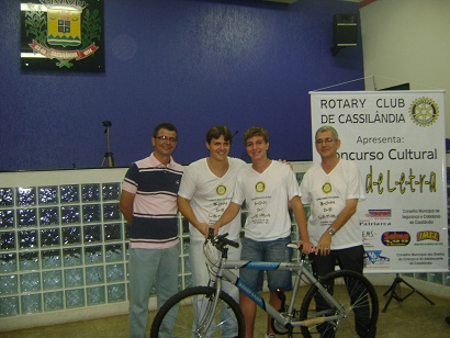 João, 3º lugar, ganhou uma bicicleta doada pelo Conselho Municipal de Segurança e Cidadania