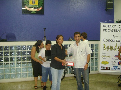 Café Grão Bonito, do empresário Armando, premiou a escola do aluno campeão - IEC - com um DVD player