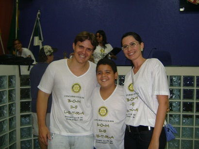 Presidente do Rotary, Guilherme Girotto e esposa Lívia, com o aluno vencedor do concurso, Neto (IEC)