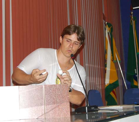 Guilherme Colagiovanni Girotto presidente do Rotary Club apresentando o Bom de Letra, na CâmaraJan Nunes