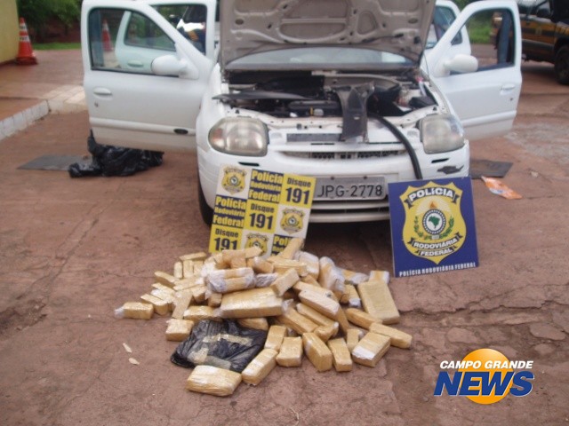 Maconha era transportada em fundos falsos do Renault Clio. (Foto: Divulgação/PRF)