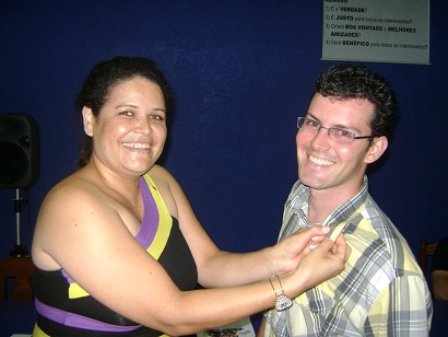 Lucas Brasil sendo empossado no Rotary por sua madrinha, Silvia Alquimim