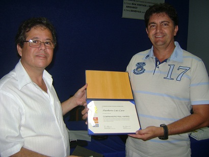 Luiz Umberto (a esq.) entregando o título Paul Harris ao companheiro Humberto Cano