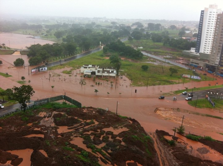 Após forte chuva em Campo Grande, a avenida Via Park virou um "rio", após o córrego transbordar.Rafael Ataíde