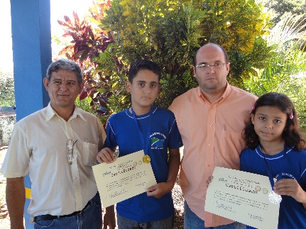 Matheus e Jussara, alunos da escola São José, vencedores em 1º e 3º lugar no Concurso de PoesiasDivulgação