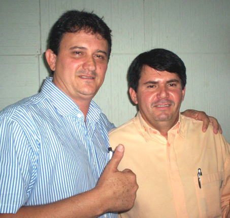 O prefeito Carlinhos (esquerda) que teve o mandato cassado e o vice Edvaldo Rezende que assumirá