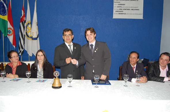 Guilherme Colagiovanni Girotto passou a presidência do Rotary ao empresário Armando BorgesJan Nunes