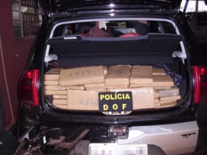 Em barreira, Polícia encontra droga em carro roubado de Goiás. (Foto: Divulgação)