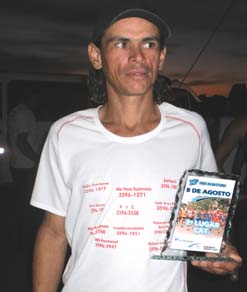 Foto de Guanabara com o troféu recebido em Votuporanga