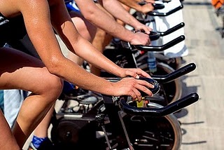 Segundo revista Boa Forma, em uma hora de spinning as mulheres chegam a gastar 570 calorias