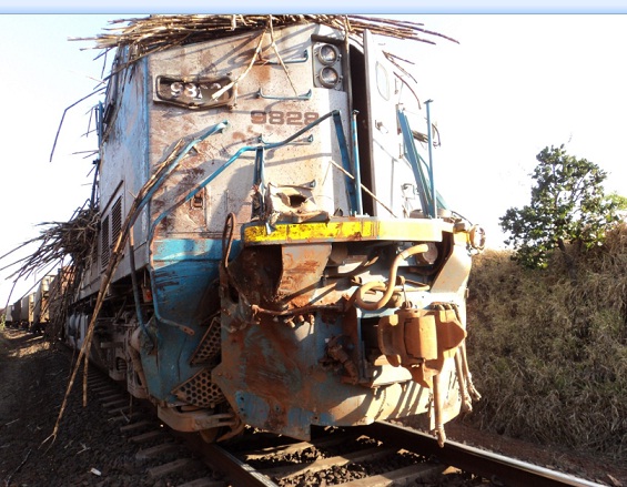 Com o impacto, a cana transportada pelo caminhão foi parar em cima do tremSargento Vieira