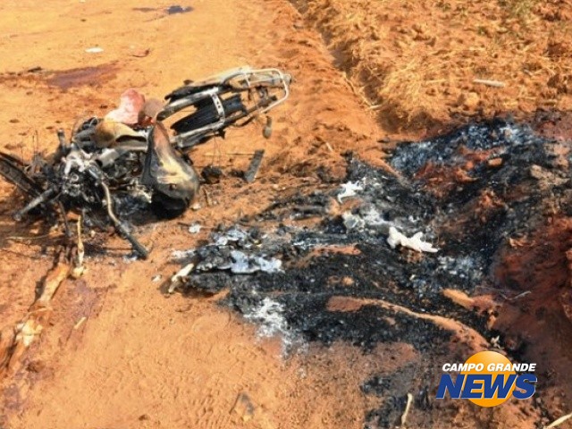 Moto fica totalmente destruída após explodir em colisão com carreta.Luciana Aguiar, Costa Rica em Foco