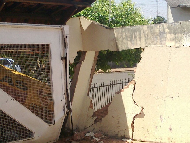 Muro e portão da casa do médico Éltes de Castro foram atingidos pela carreta de água da PrefeituraArquivo pessoal