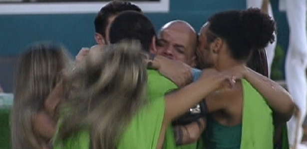 João Carvalho sendo abraçado pelos participantes Reprodução TV Globo