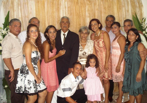 Foto da família comemorando a união do casalÁlbum da família