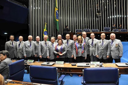 Governadores dos distritos do R.I. No meio da foto, Élvio Gusson, de MS e governador do D. 4470Getúlio Romão Campos