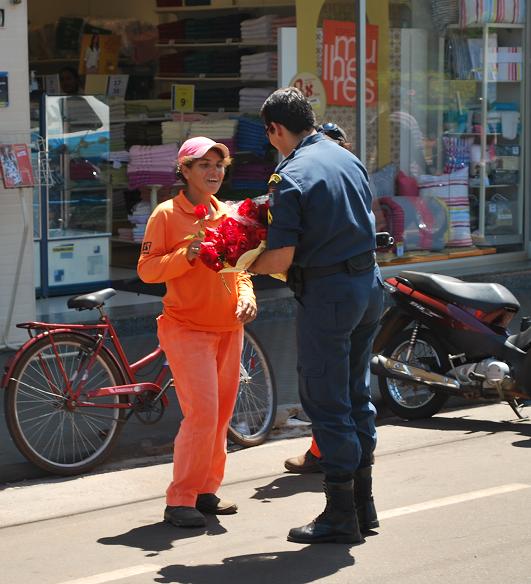 Imagem do dia: policial entrega uma rosa à funcionária da limpeza em homenagem ao Dia da Mulher Assessoria de Comunicação da PM
