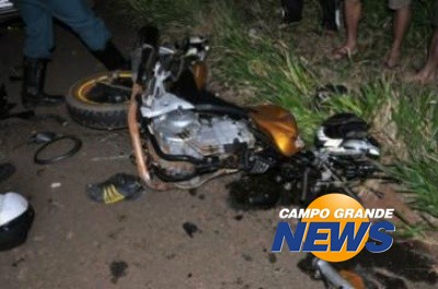 A força da batida deixou a motocicleta totalmente destruída. (Foto:Márcio Rogério/ Nova News)
