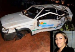 Acidente deixou o Fiat Uno da prefeitura parcialmente destruído. (Foto: Site- Ta Na Mídia)