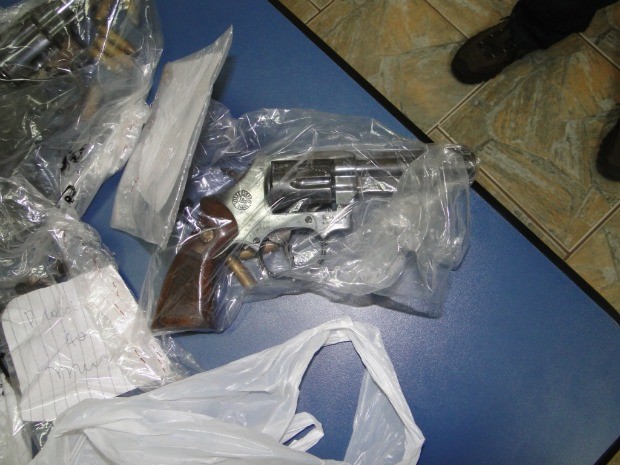 Arma de fogo e munição de um dos suspeitos foram apreendidos pela polícia.  (Foto: Divulgação/PC)PC