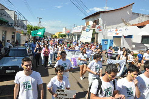 Jovens atenderam ao chamamento do promotor Adriano Lobo Resende e levaram a mensagemDivulgação