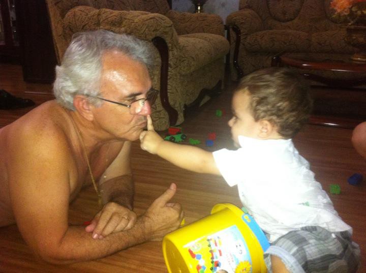 Este é o Girotto que poucos conhecem, brincando com o seu neto Miguel (Foto: Álbum de família) 
