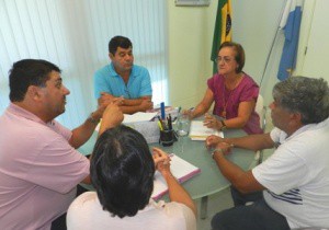 Secretária de Educação, Nilene Badeca, e comissão da Fetems, participaram da reunião (Foto: Divulgação)