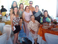 Foto do aniversário da comemoração de 90 anos de Dona Picucha, com a filha Wilma, netos e bisnetos. Na foto também a saudosa Marta Meire, neta da aniversariante