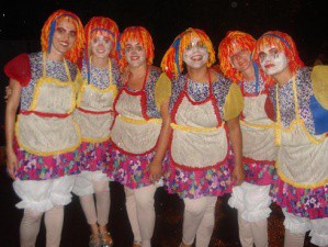 Participantes da Escola de Samba Araras de Ouro em 2008