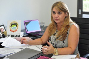 A delegada Rosely Molina comanda a Delegacia Especializada de Atendimento à Mulher na Capital (Foto: Luciano Muta)